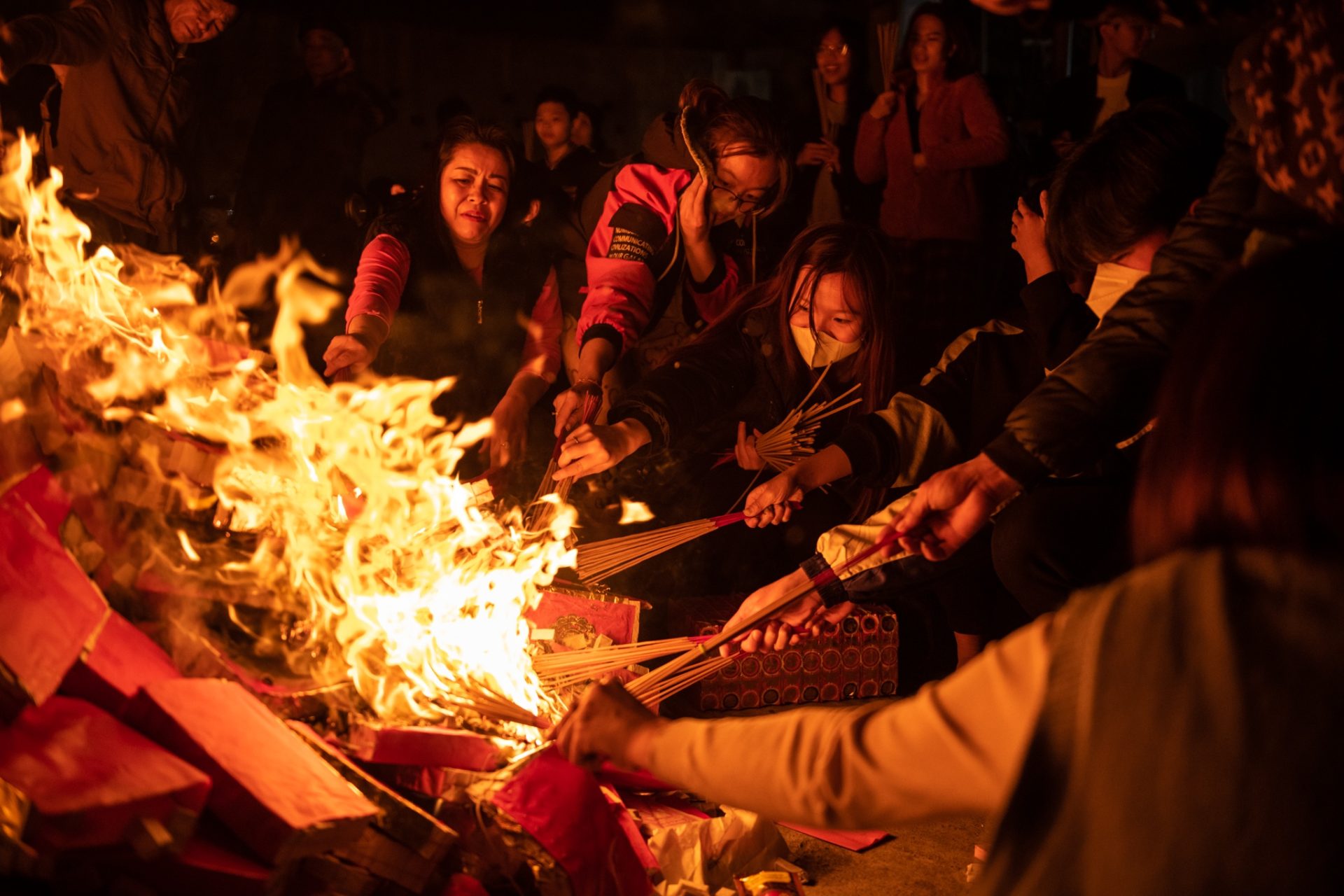 Lễ rước lửa cầu cầu may mắn của người dân Hà Nội