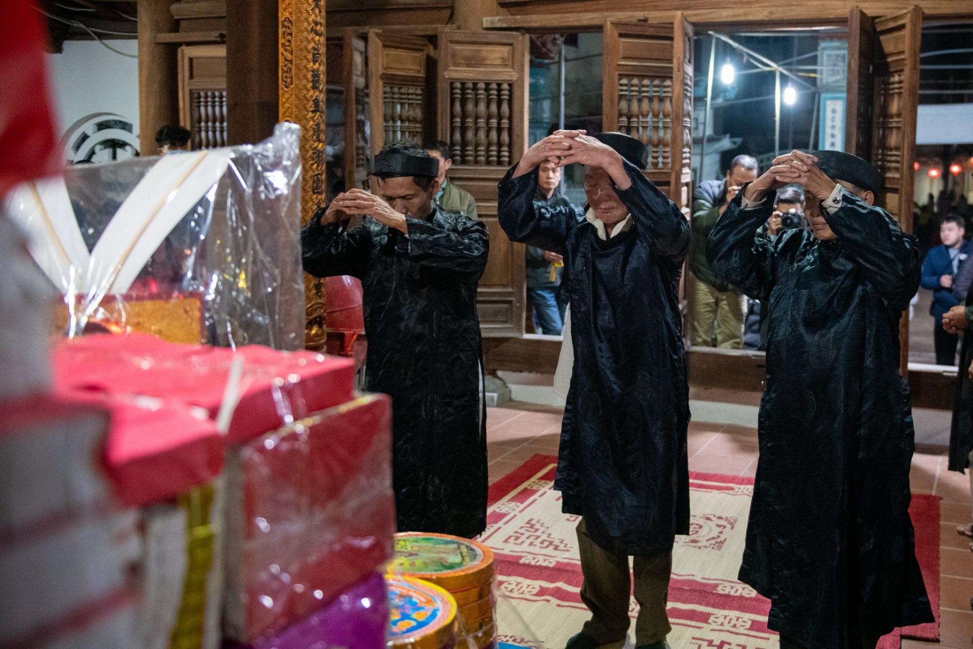 Lễ rước lửa cầu cầu may mắn của người dân Hà Nội