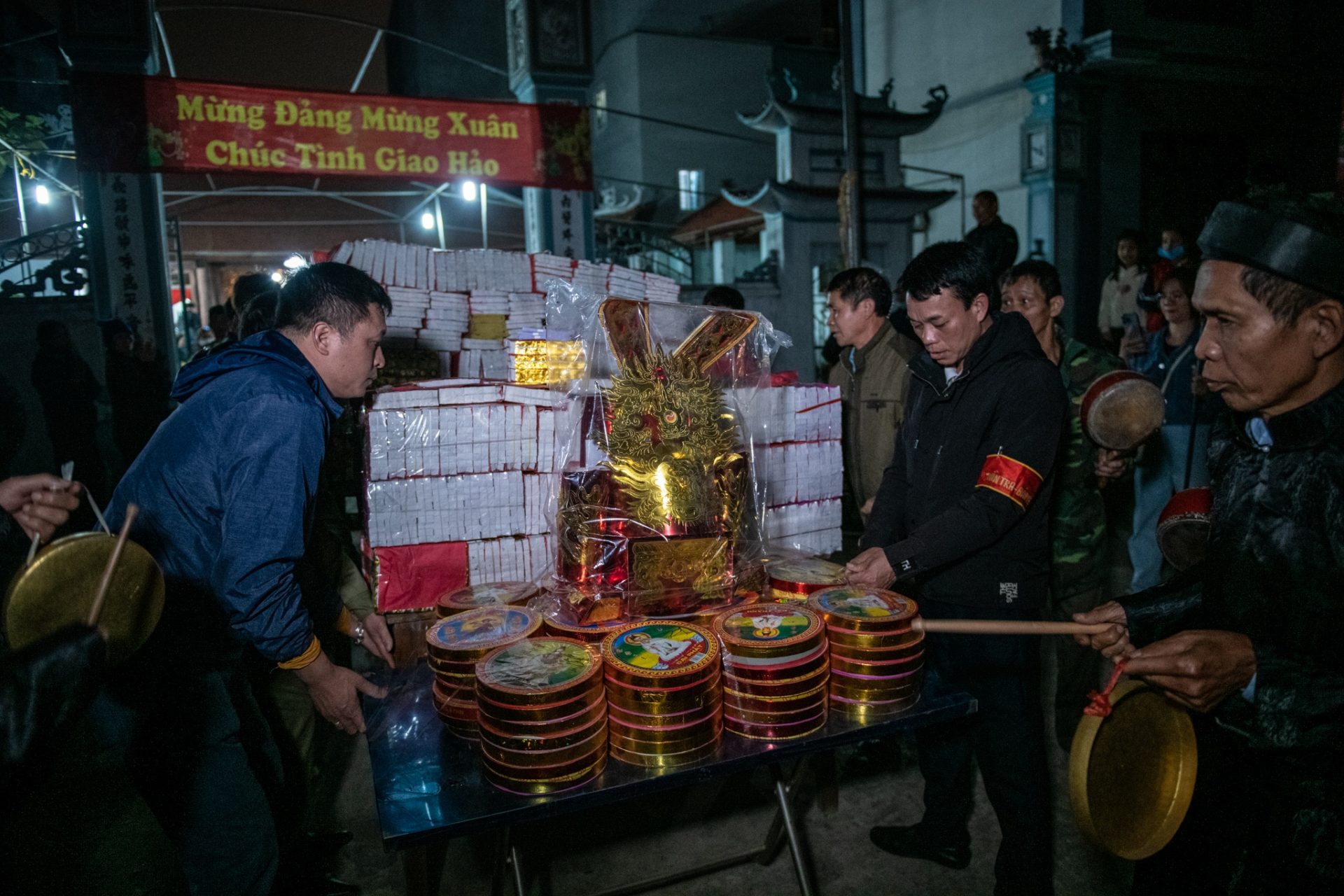 Lễ rước lửa cầu cầu may mắn của người dân Hà Nội