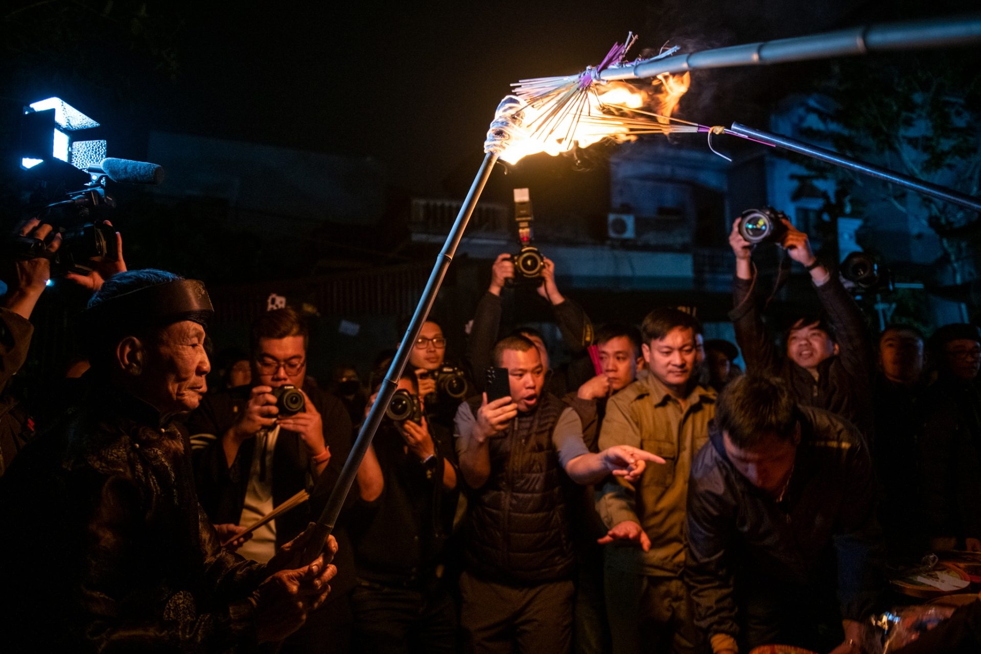 Lễ rước lửa cầu cầu may mắn của người dân Hà Nội