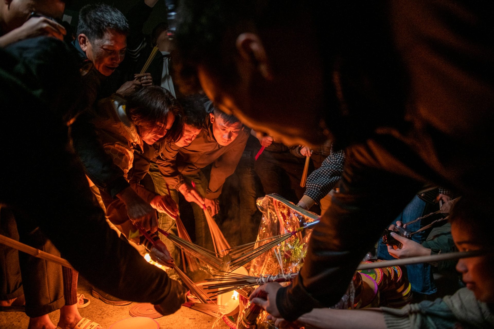 Lễ rước lửa cầu cầu may mắn của người dân Hà Nội