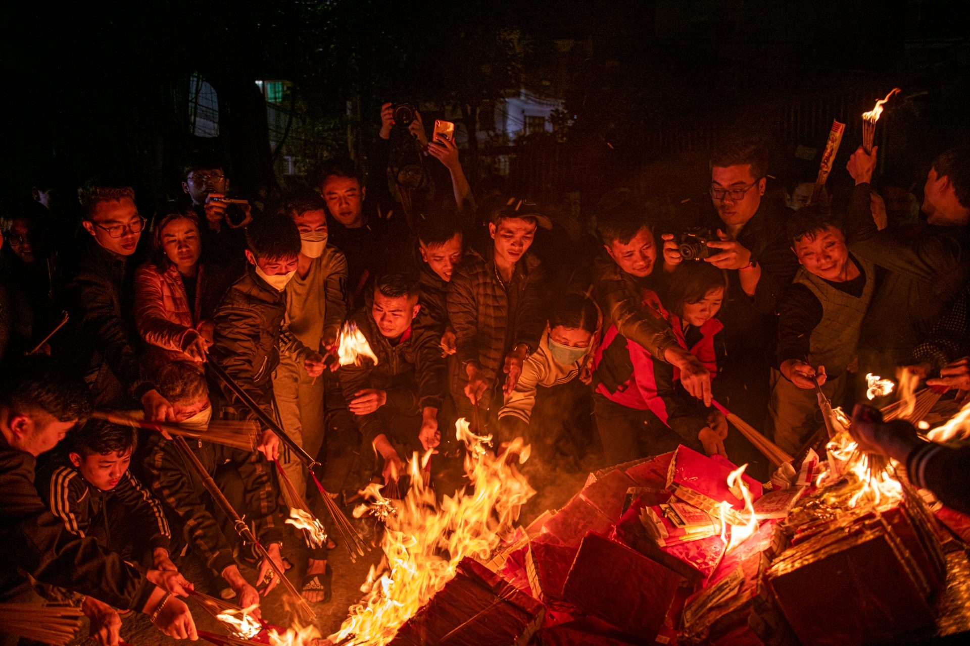 Lễ rước lửa cầu cầu may mắn của người dân Hà Nội