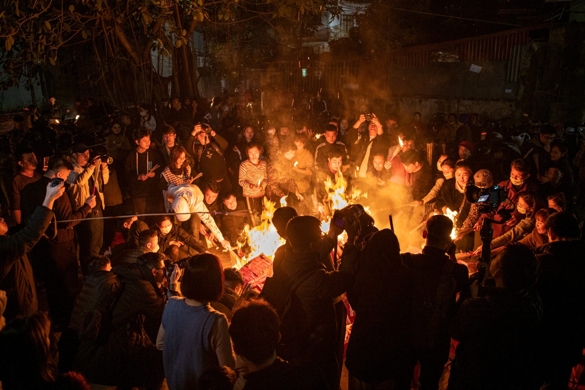 Lễ rước lửa cầu cầu may mắn của người dân Hà Nội