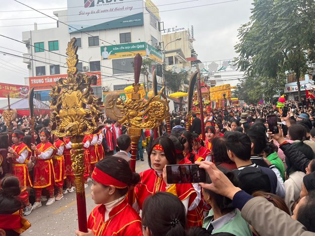 Hàng vạn người về xem đám rước Lễ hội đền Tả Phủ - Kỳ Lừa