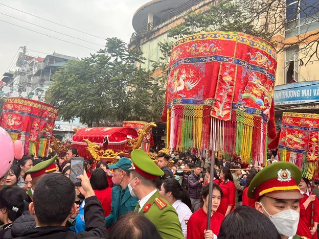 Hàng vạn người về xem đám rước Lễ hội đền Tả Phủ - Kỳ Lừa
