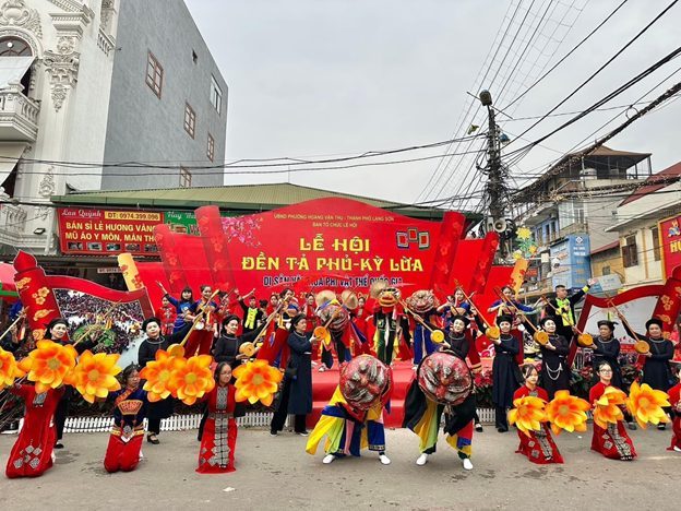 Hàng vạn người về xem đám rước Lễ hội đền Tả Phủ - Kỳ Lừa Hàng vạn người về xem đám rước Lễ hội đền Tả Phủ - Kỳ Lừa