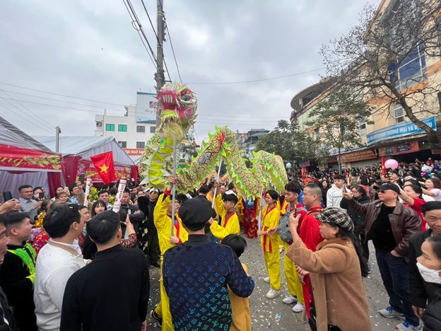 Hàng vạn người về xem đám rước Lễ hội đền Tả Phủ - Kỳ Lừa