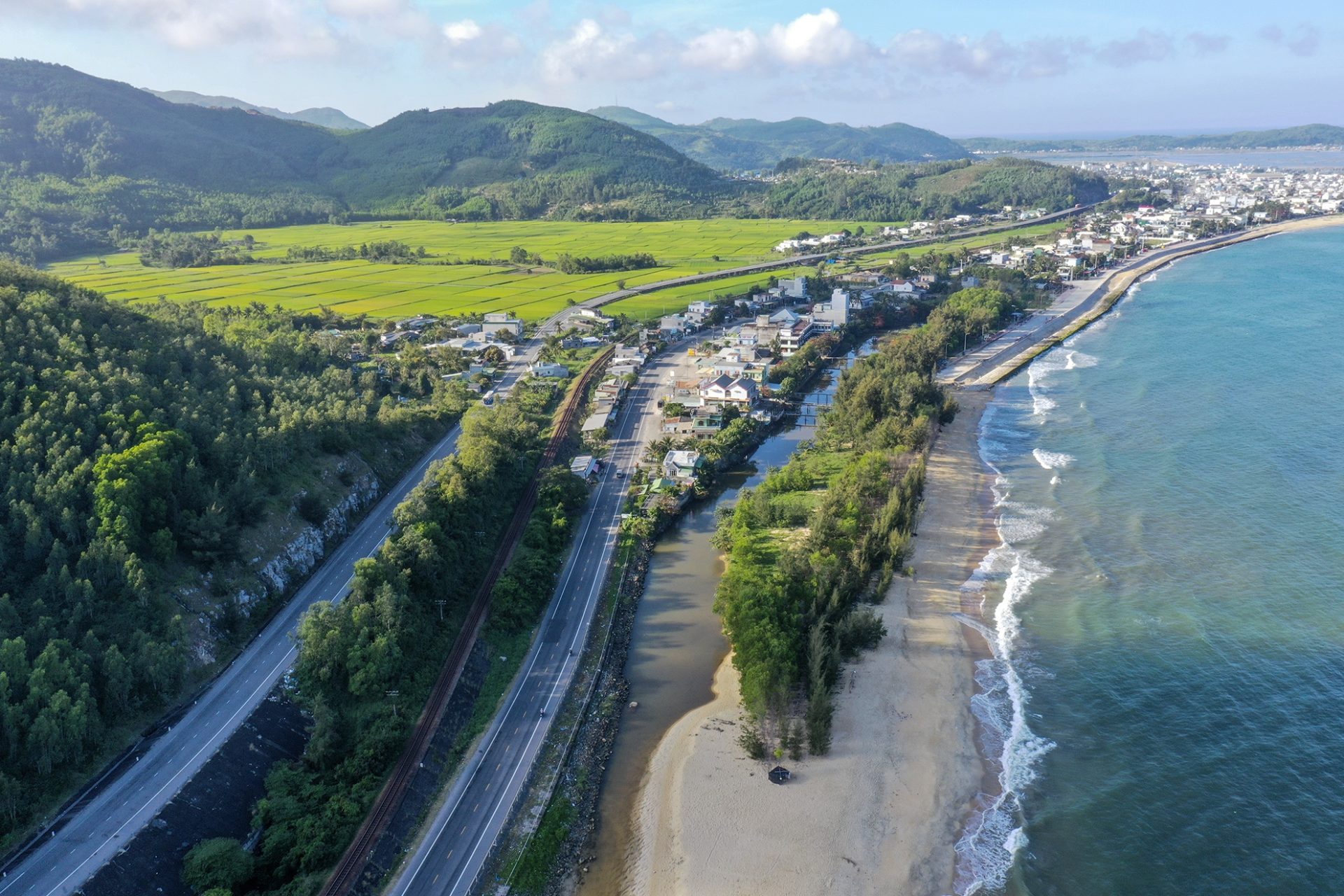 Đón bình minh bên kè chắn sóng phủ kín rêu xanh ở Quảng Ngãi