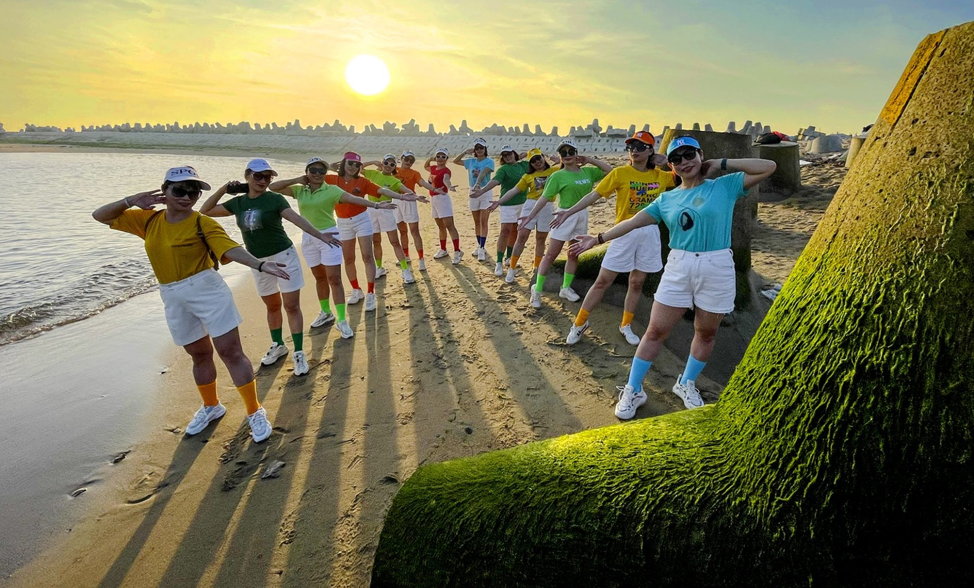 Đón bình minh bên kè chắn sóng phủ kín rêu xanh ở Quảng Ngãi