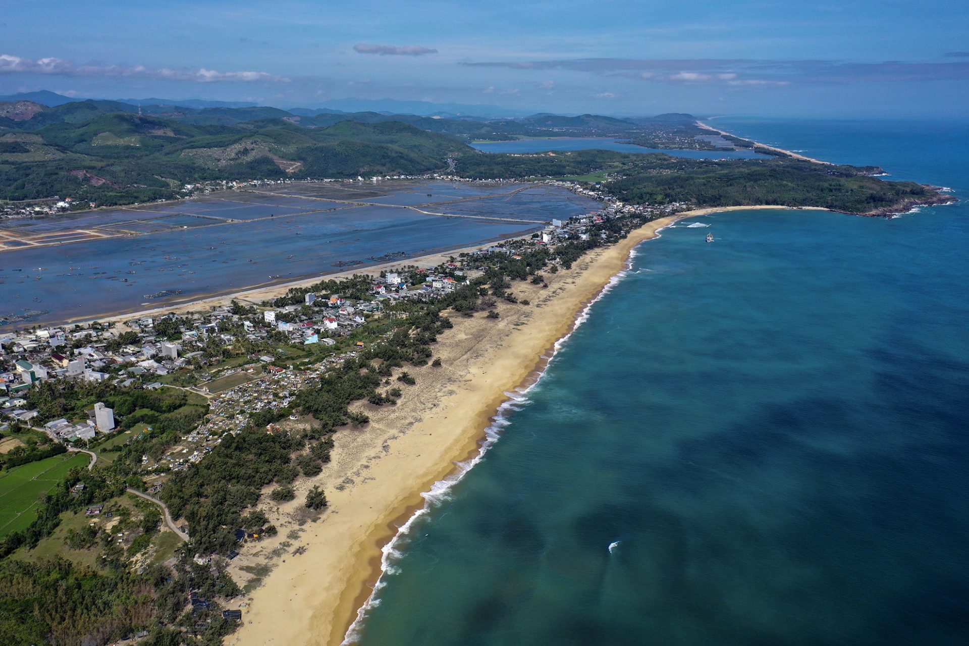 Gành đá như con rùa bơi ra biển Sa Huỳnh