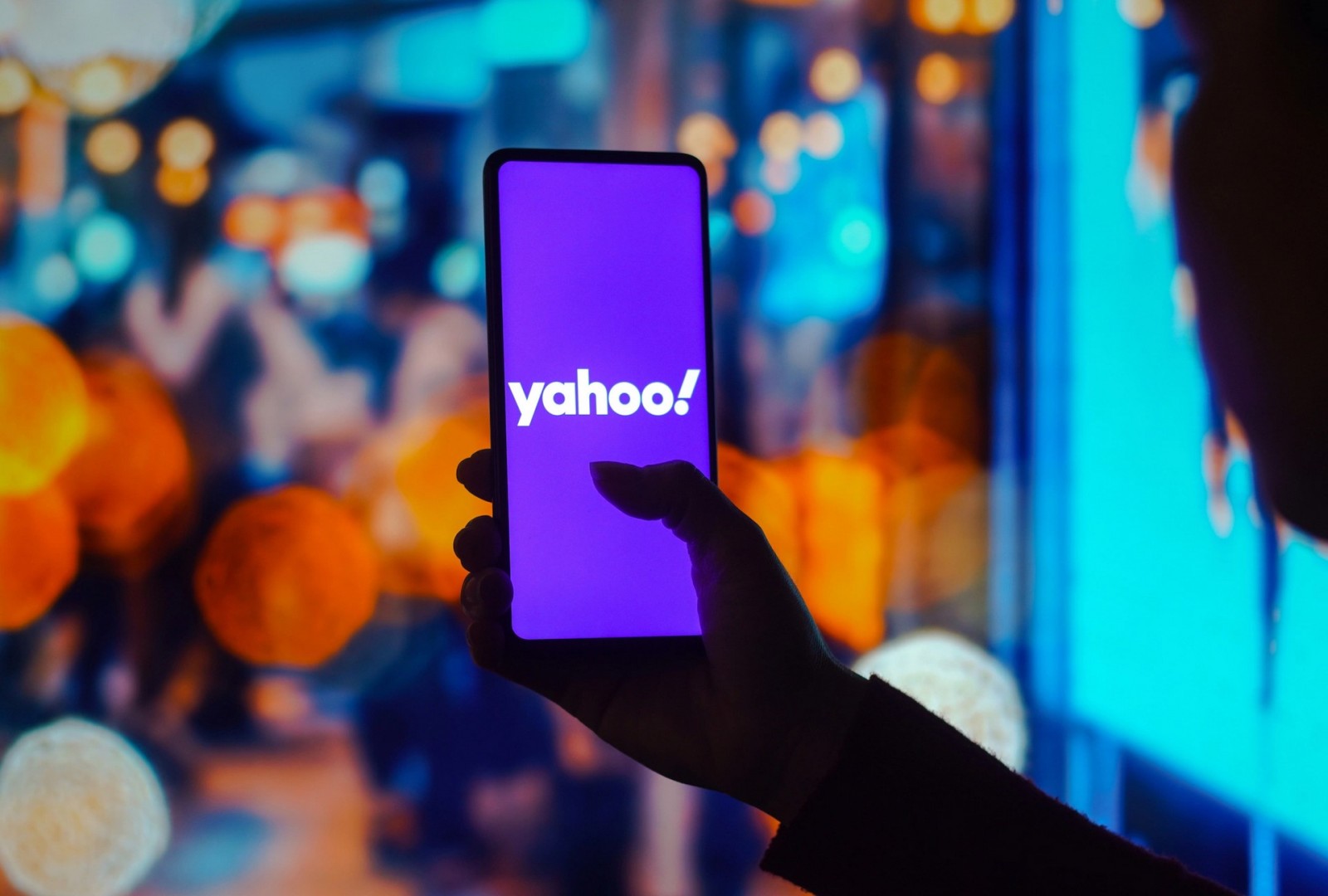 Yahoo “đầu hàng” Facebook, Google