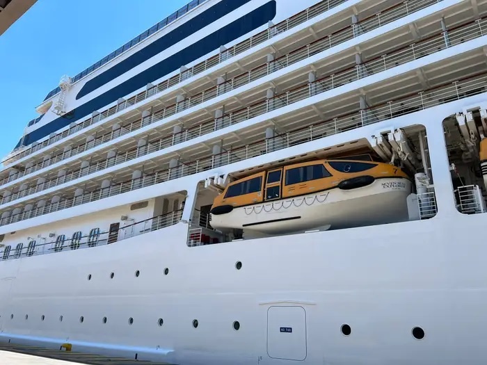 Bên trong phòng nghỉ trên siêu du thuyền vừa cập bến Nha Trang