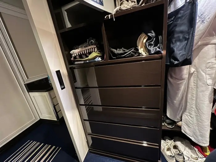 Bên trong phòng nghỉ trên siêu du thuyền vừa cập bến Nha Trang