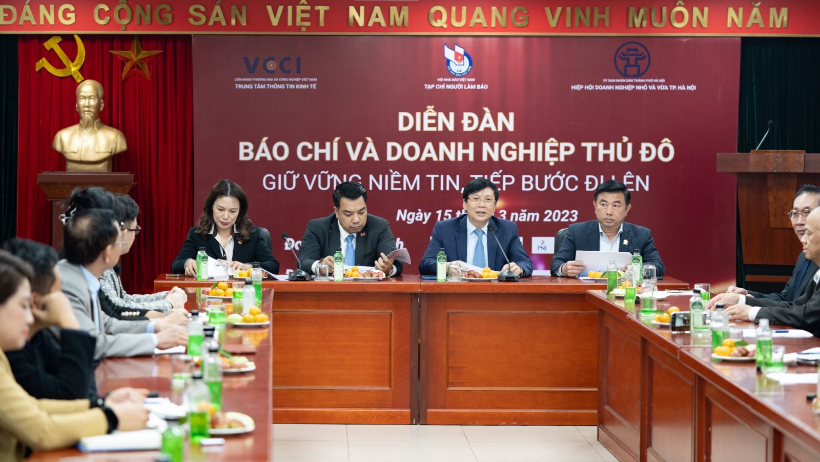 Báo chí và doanh nghiệp đồng hành vì sự phát triển Báo chí và doanh nghiệp đồng hành vì sự phát triển