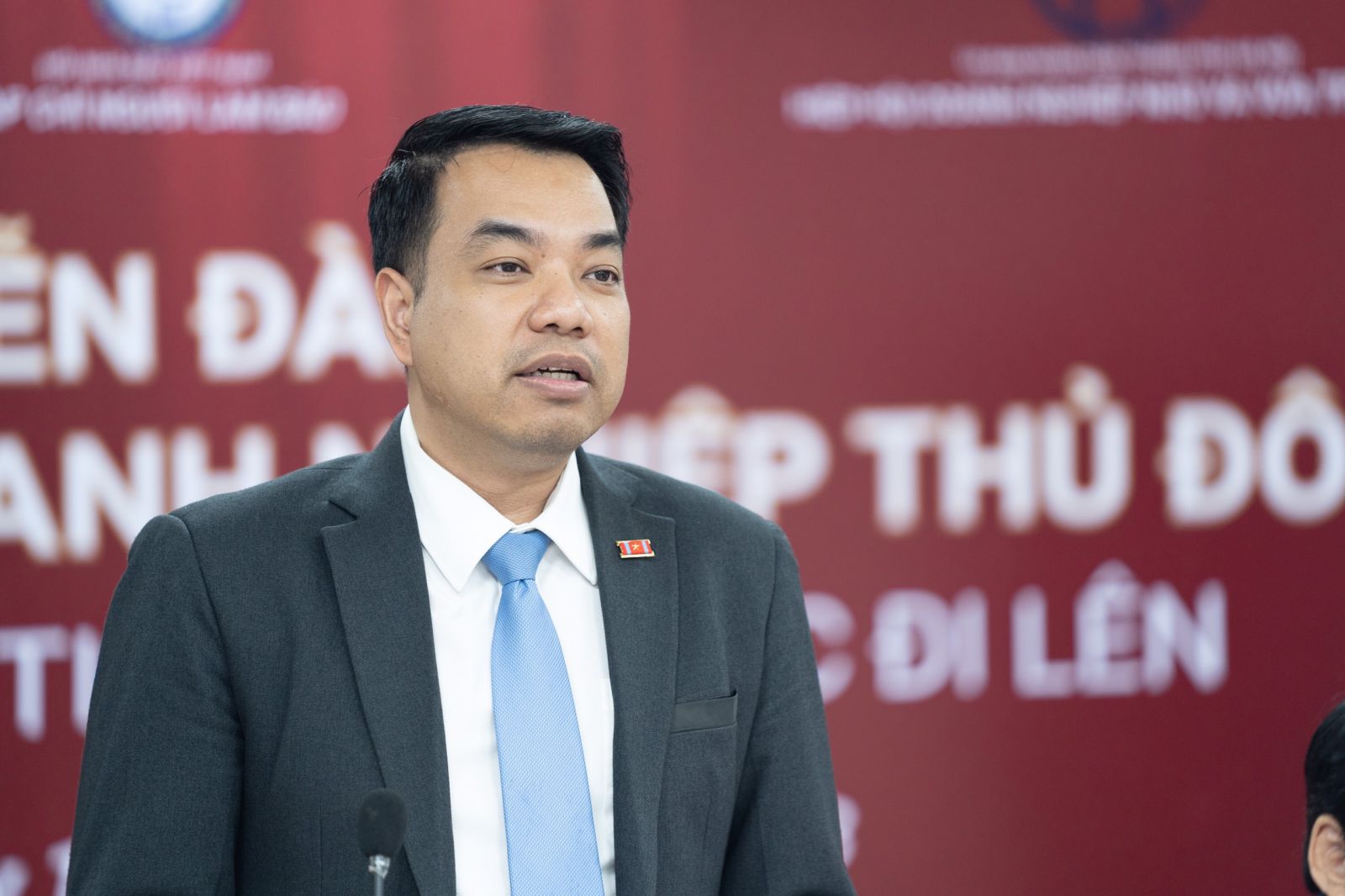 Báo chí và doanh nghiệp đồng hành vì sự phát triển Báo chí và doanh nghiệp đồng hành vì sự phát triển