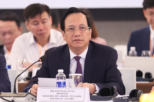 Doanh nghiệp mất nhiều thời gian hoàn thiện giấy phép lao động nước ngoài Doanh nghiệp mất nhiều thời gian hoàn thiện giấy phép lao động nước ngoài