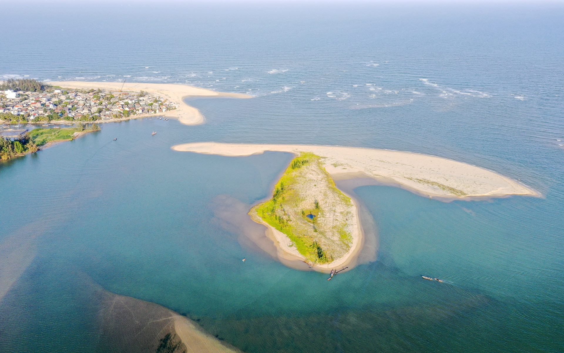 Cồn cát hình trái tim bên chân cầu Cổ Lũy