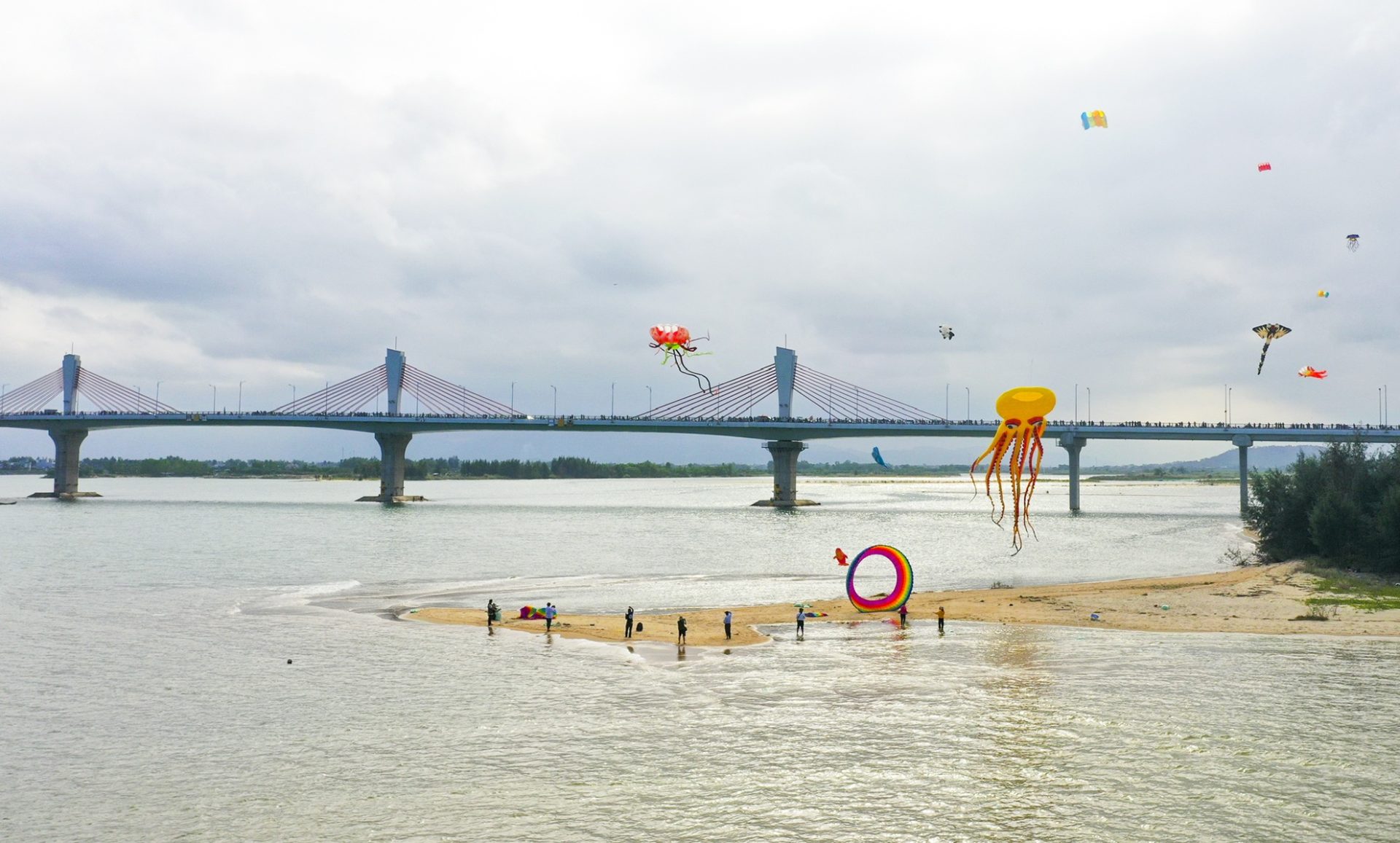 Cồn cát hình trái tim bên chân cầu Cổ Lũy