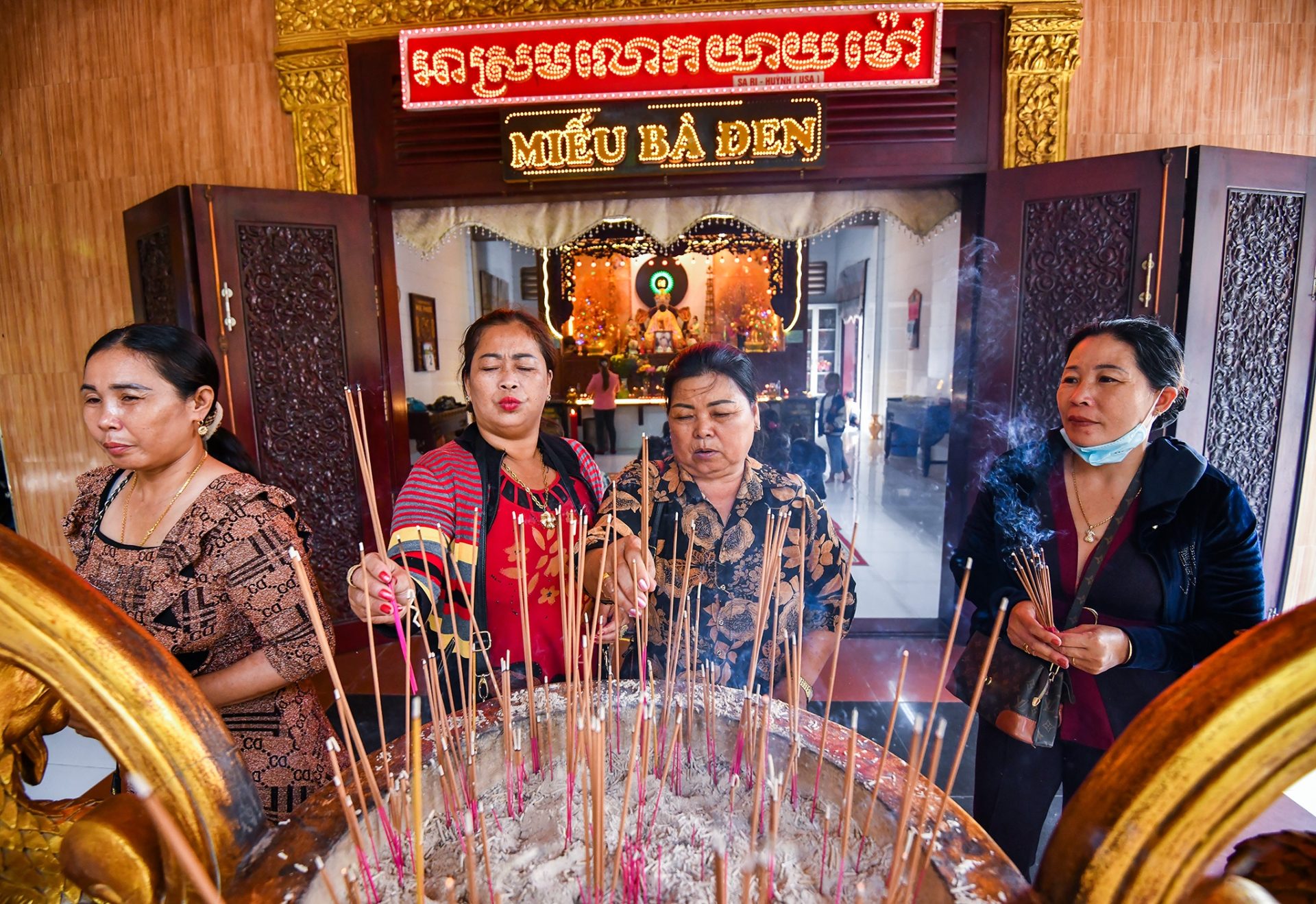 Ngôi chùa hơn 400 tuổi có hàng nghìn con dơi ở miền Tây