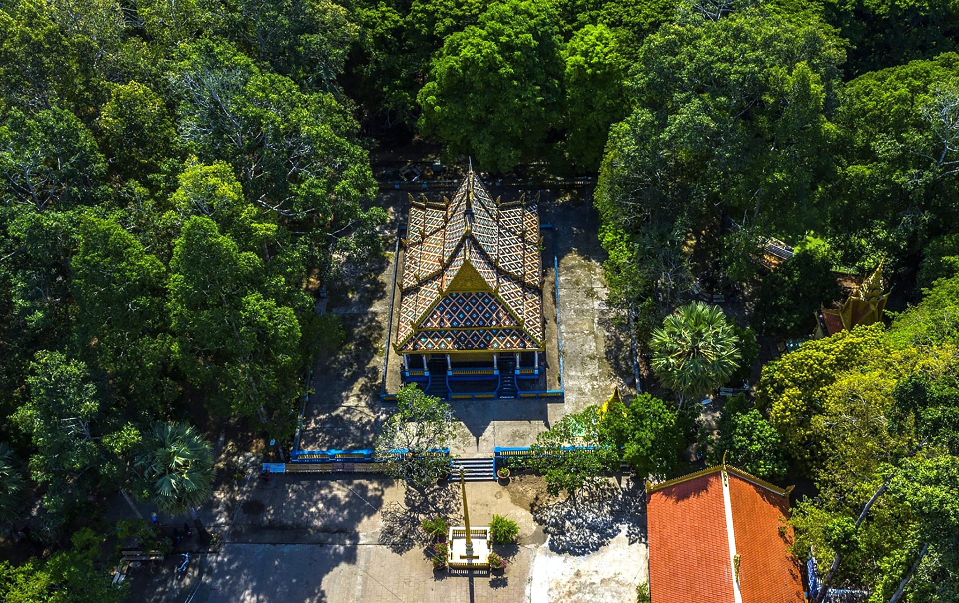 Ngôi chùa hơn 400 tuổi có hàng nghìn con dơi ở miền Tây