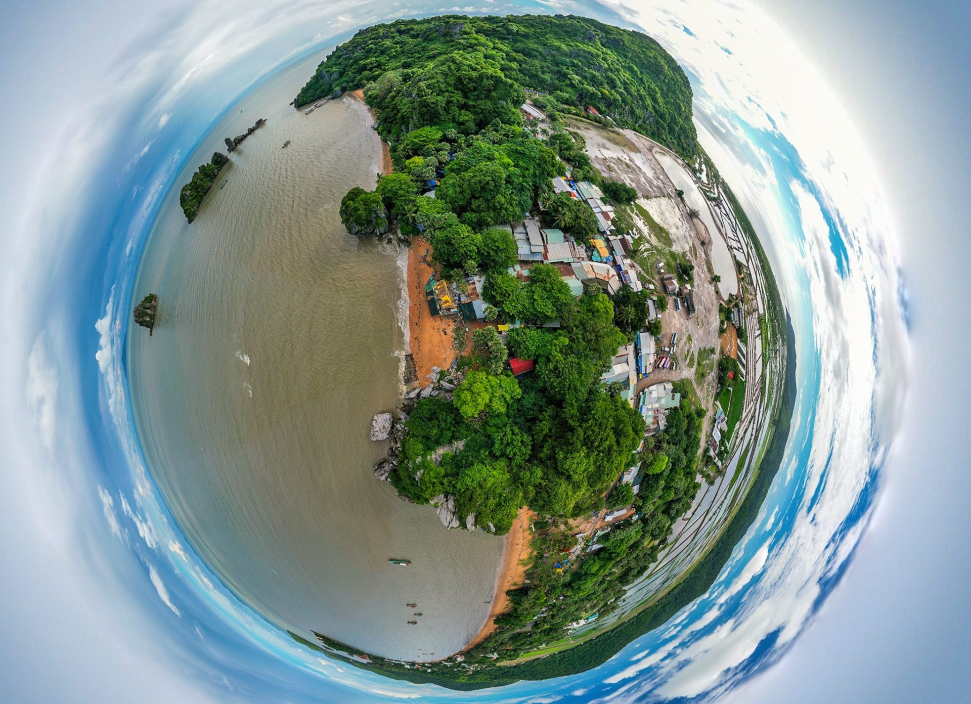 Cung đường rợp bóng cây dầu trăm tuổi ở Kiên Giang