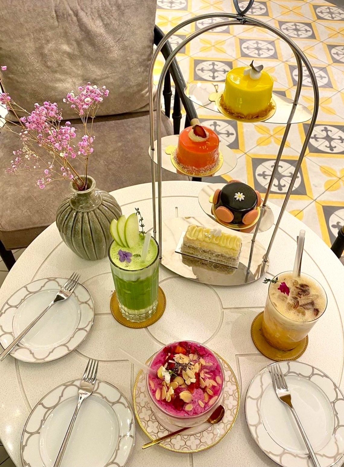 Cà phê sáng, trà chiều, tiệc đêm cho lễ 8/3