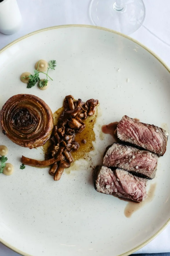 Nhà hàng hơn 120 tuổi như cung điện ở Paris