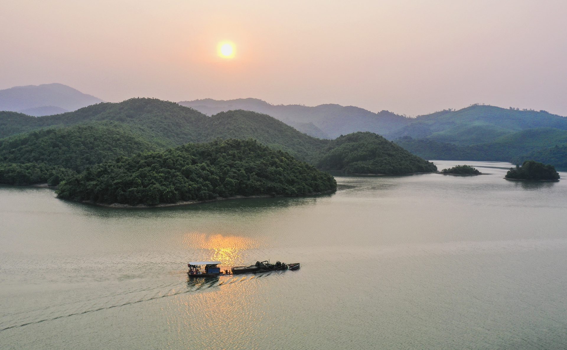 Hoàng hôn huyền ảo trên hồ nước ngọt giữa rừng Quảng Ngãi