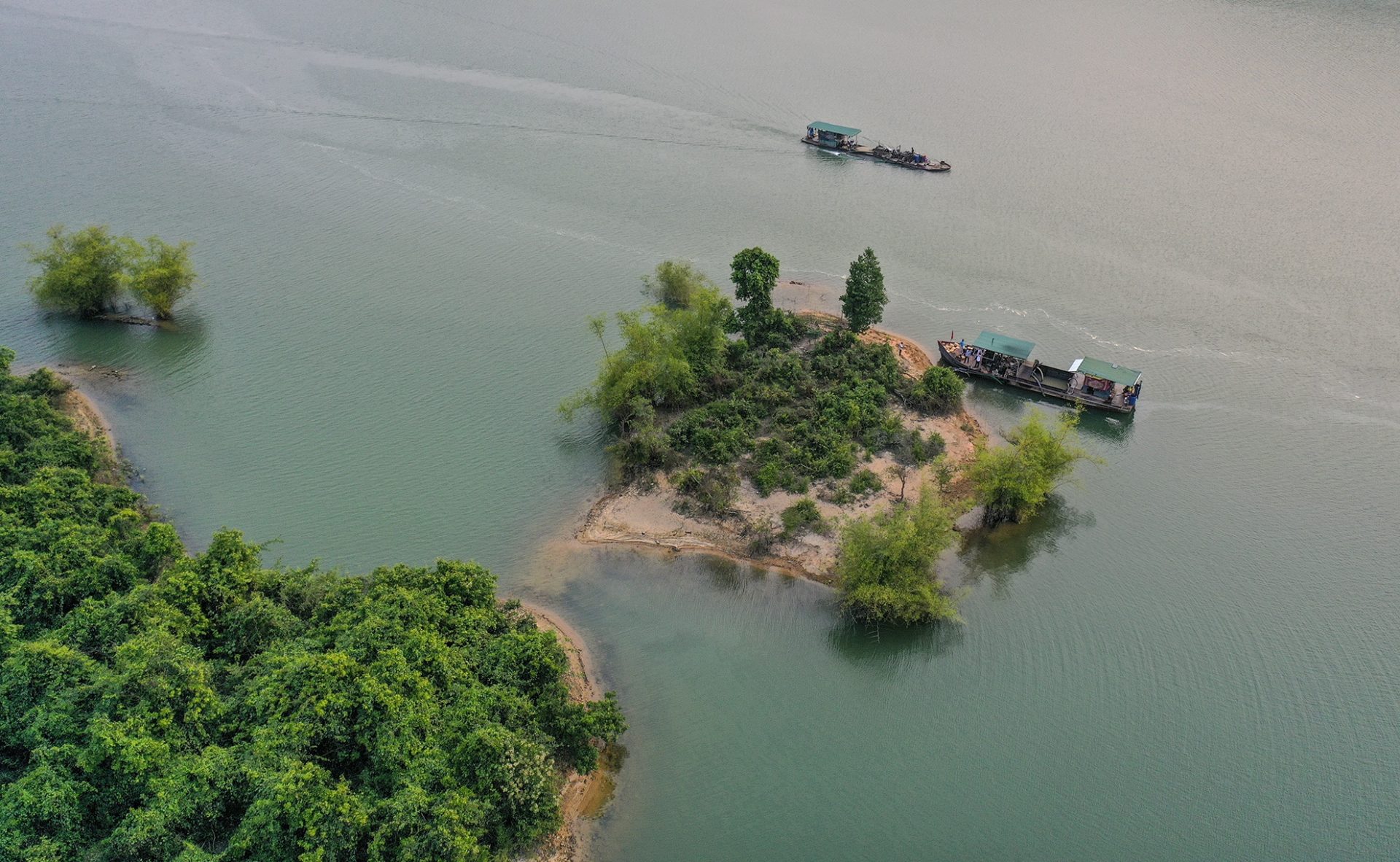 Hoàng hôn huyền ảo trên hồ nước ngọt giữa rừng Quảng Ngãi