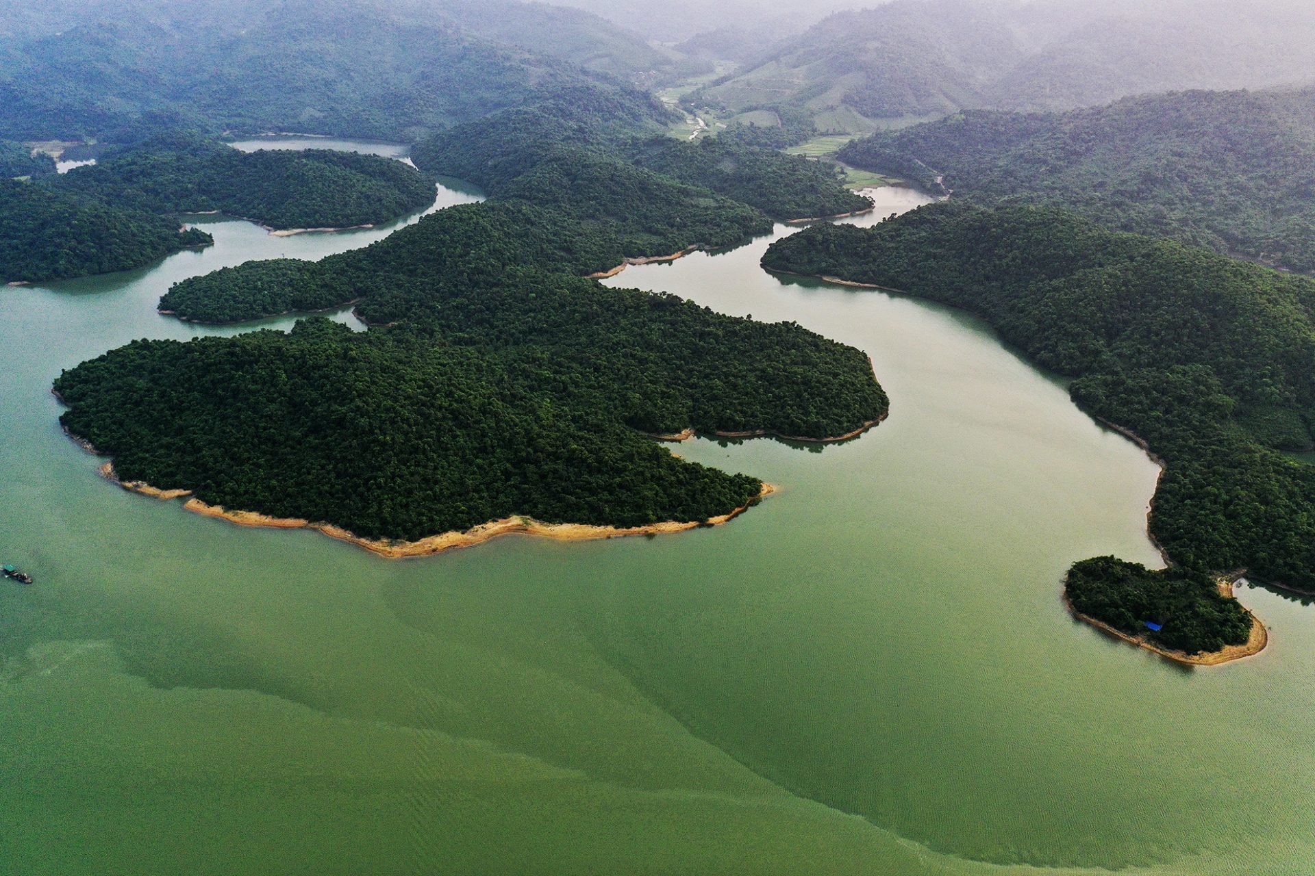 Hoàng hôn huyền ảo trên hồ nước ngọt giữa rừng Quảng Ngãi