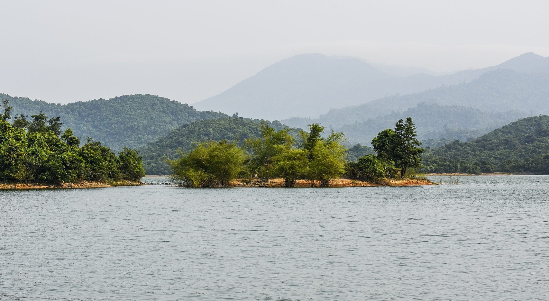 Hoàng hôn huyền ảo trên hồ nước ngọt giữa rừng Quảng Ngãi