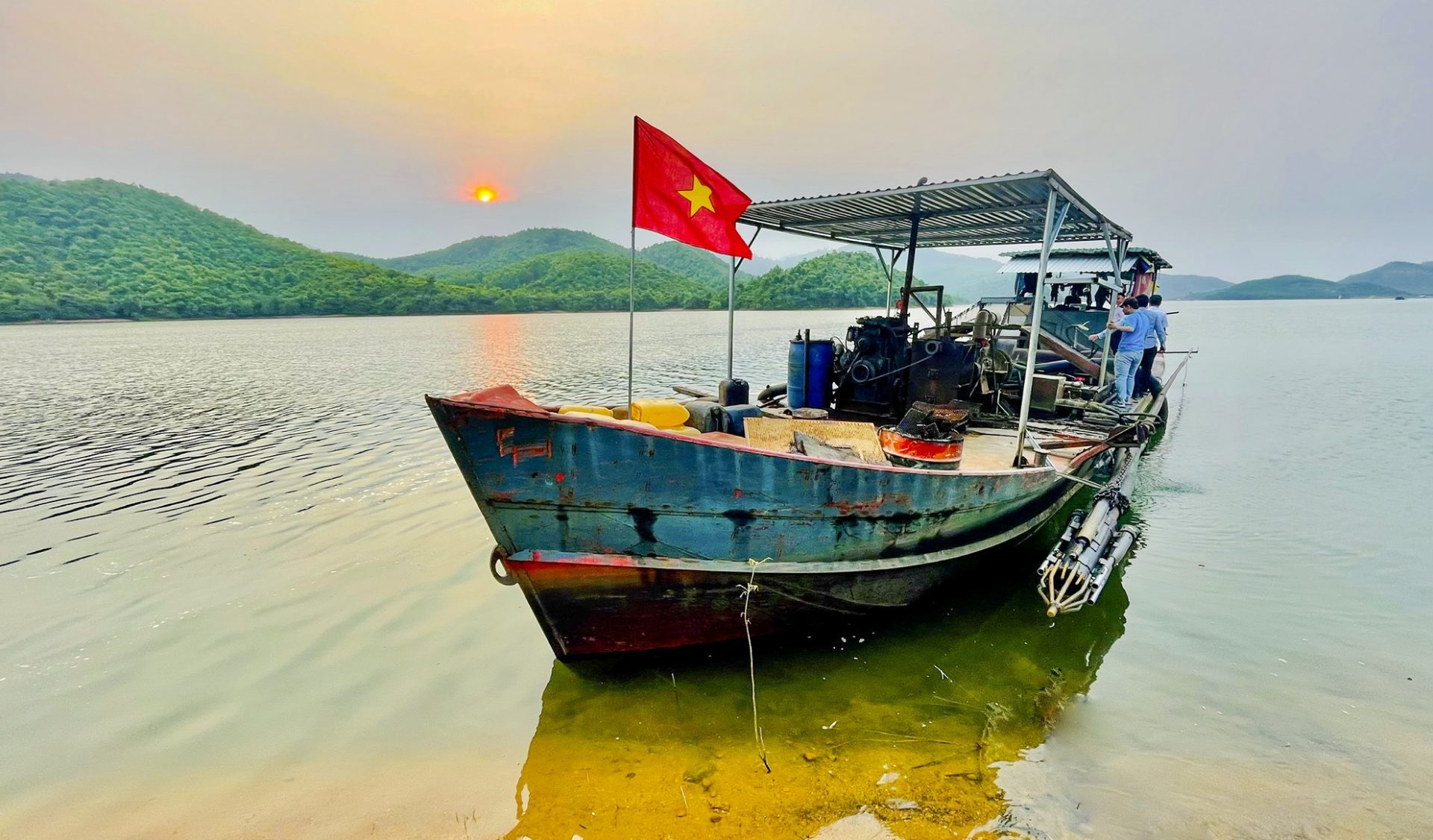 Hoàng hôn huyền ảo trên hồ nước ngọt giữa rừng Quảng Ngãi