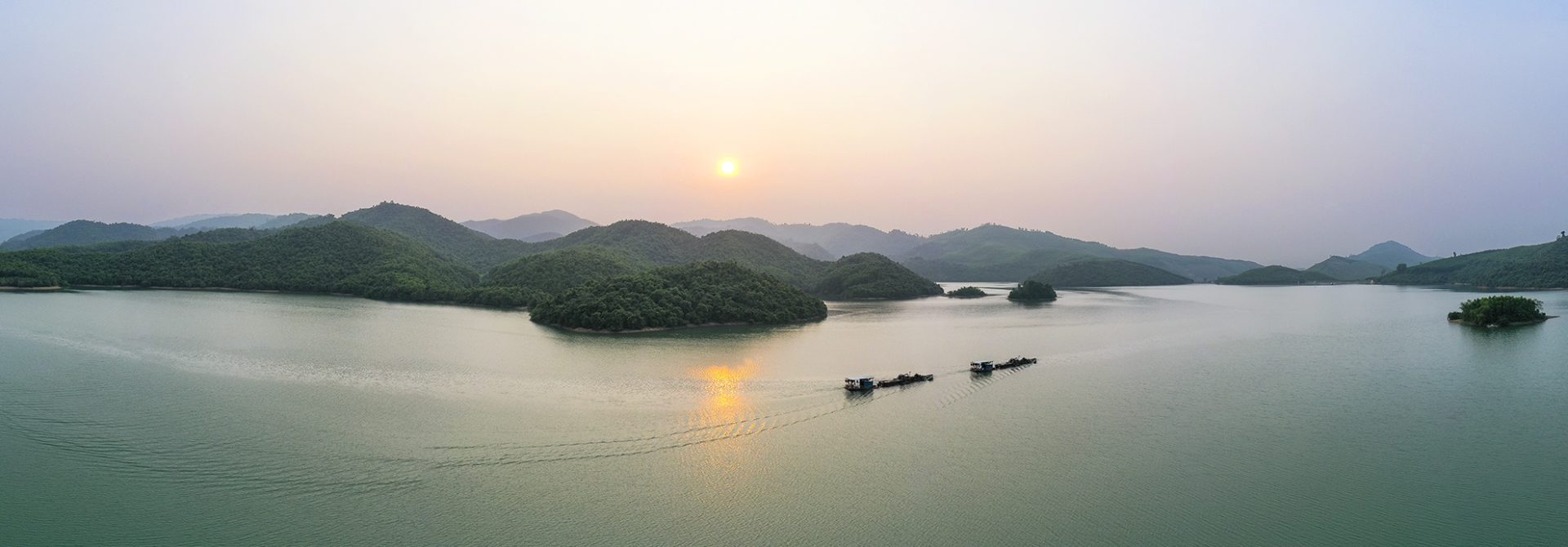 Hoàng hôn huyền ảo trên hồ nước ngọt giữa rừng Quảng Ngãi