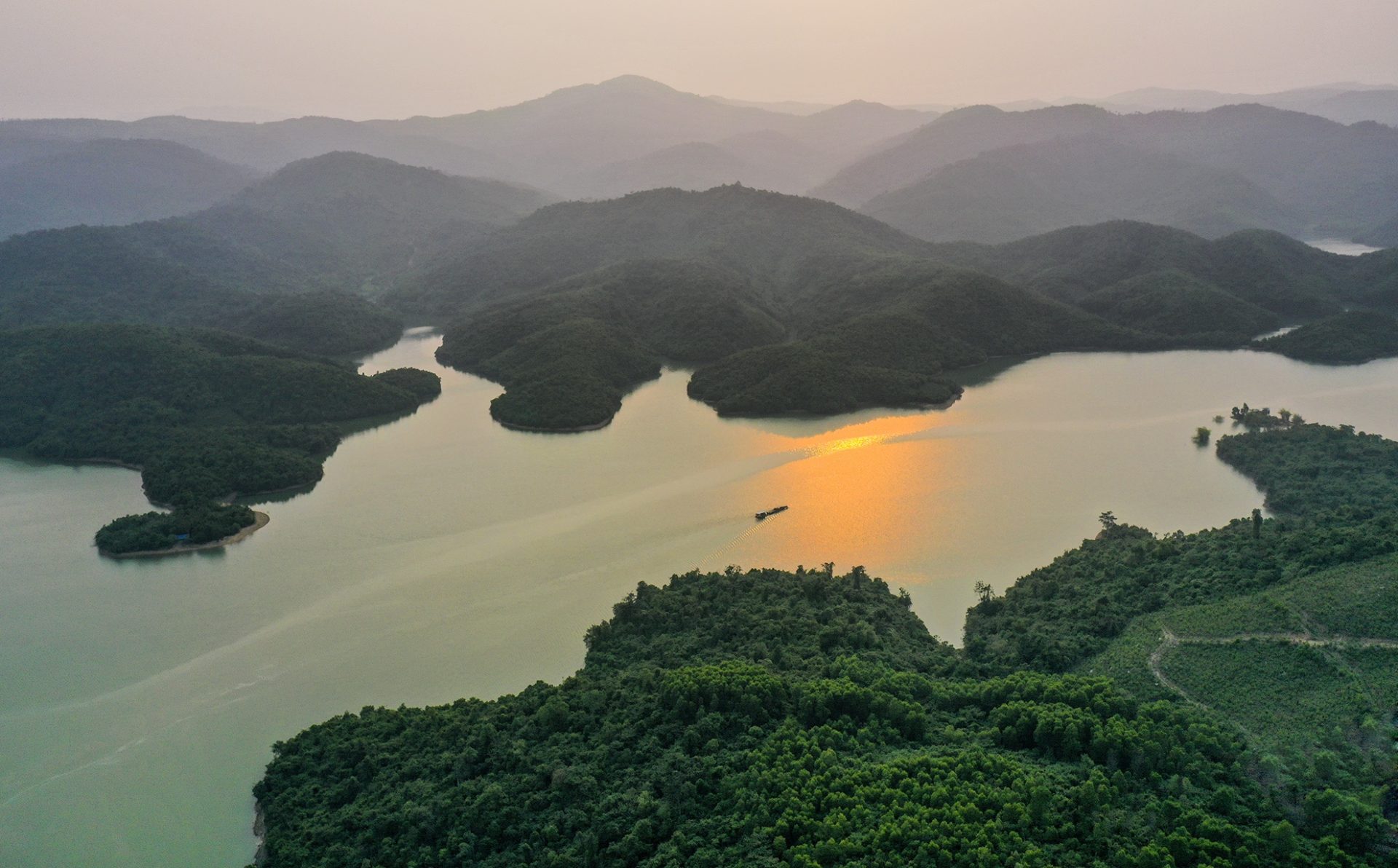 Hoàng hôn huyền ảo trên hồ nước ngọt giữa rừng Quảng Ngãi