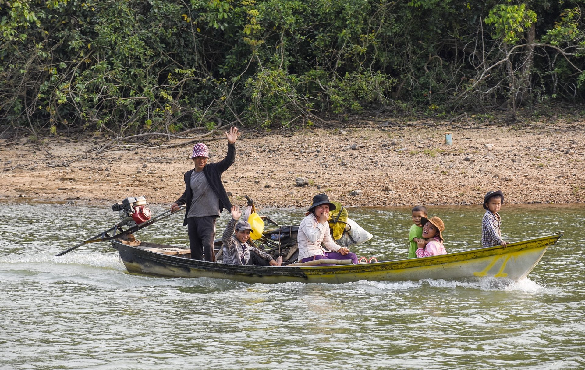 Hoàng hôn huyền ảo trên hồ nước ngọt giữa rừng Quảng Ngãi
