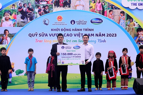 Vinamilk khởi động Quỹ sữa “Vươn cao Việt Nam” năm 2023 tại Quảng Ninh Vinamilk khởi động Quỹ sữa “Vươn cao Việt Nam” năm 2023 tại Quảng Ninh