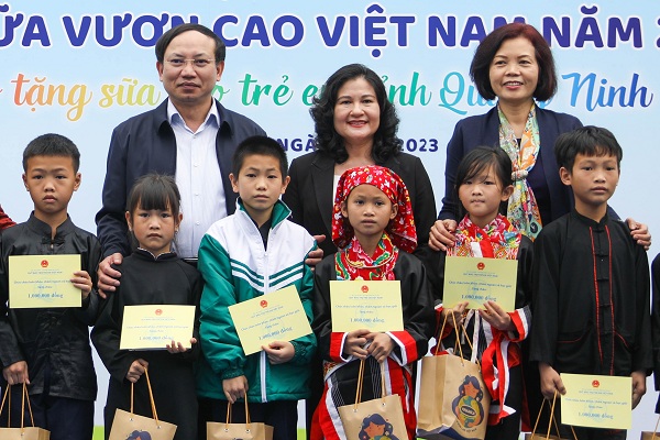 Vinamilk khởi động Quỹ sữa “Vươn cao Việt Nam” năm 2023 tại Quảng Ninh Vinamilk khởi động Quỹ sữa “Vươn cao Việt Nam” năm 2023 tại Quảng Ninh