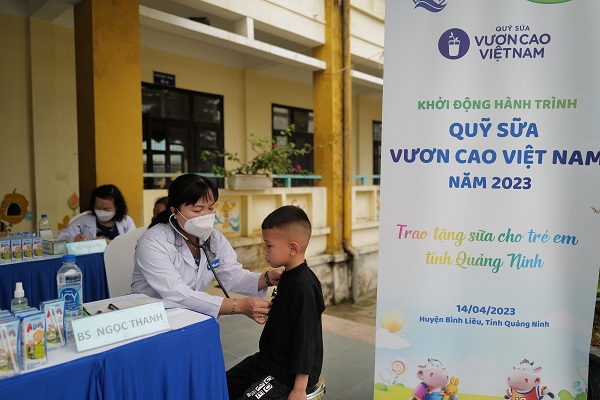 Vinamilk khởi động Quỹ sữa “Vươn cao Việt Nam” năm 2023 tại Quảng Ninh Vinamilk khởi động Quỹ sữa “Vươn cao Việt Nam” năm 2023 tại Quảng Ninh