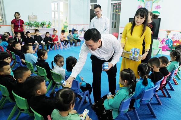 Vinamilk khởi động Quỹ sữa “Vươn cao Việt Nam” năm 2023 tại Quảng Ninh Vinamilk khởi động Quỹ sữa “Vươn cao Việt Nam” năm 2023 tại Quảng Ninh