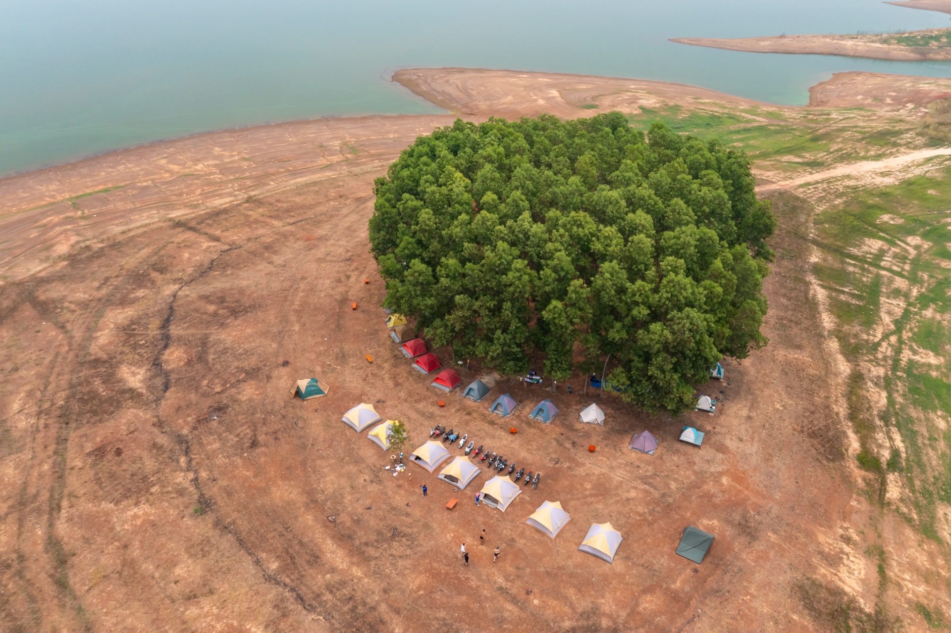 Vẫn có thể cắm trại quanh hồ Trị An