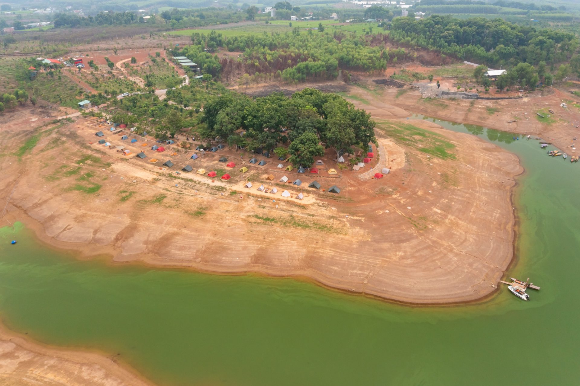 Vẫn có thể cắm trại quanh hồ Trị An