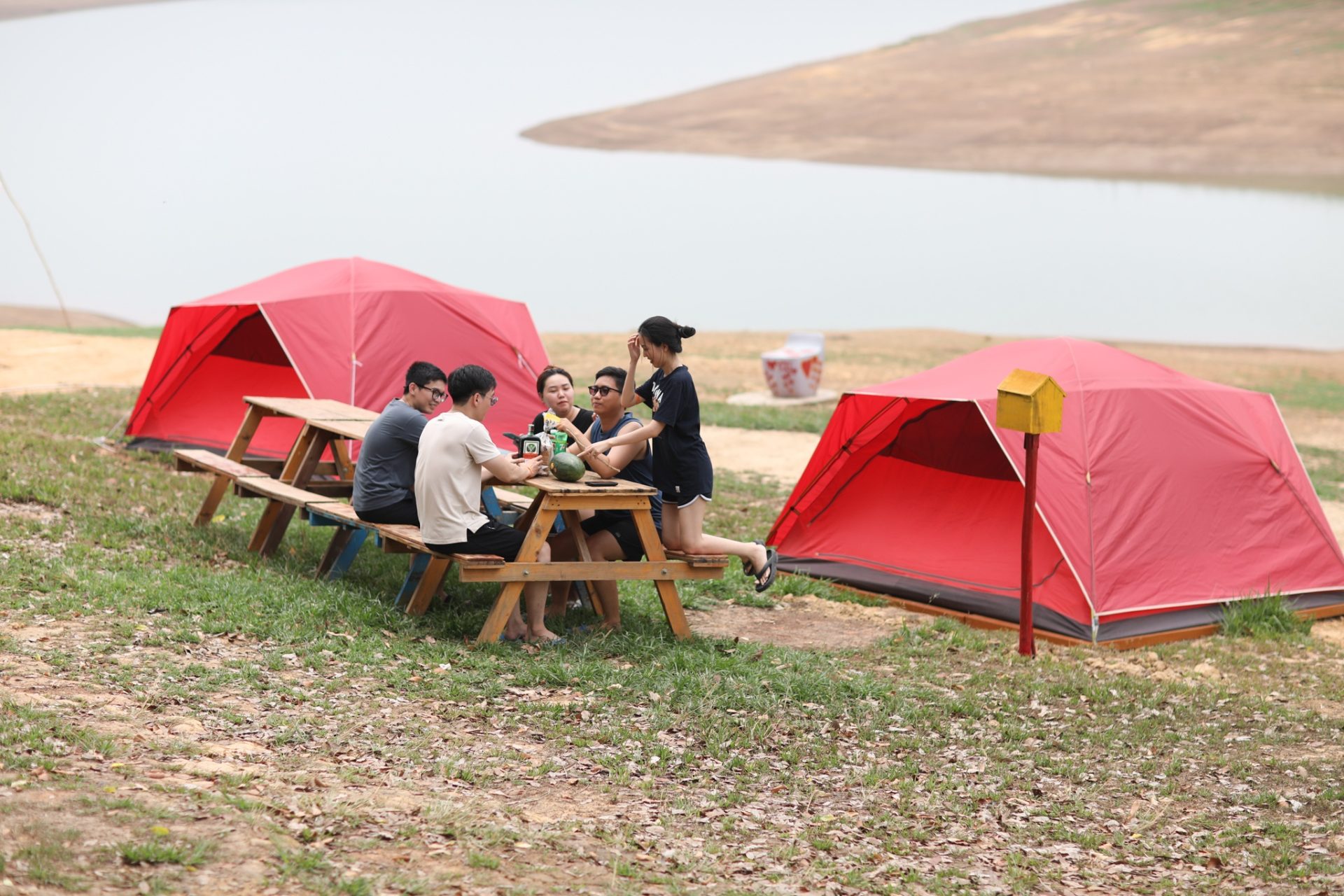 Vẫn có thể cắm trại quanh hồ Trị An