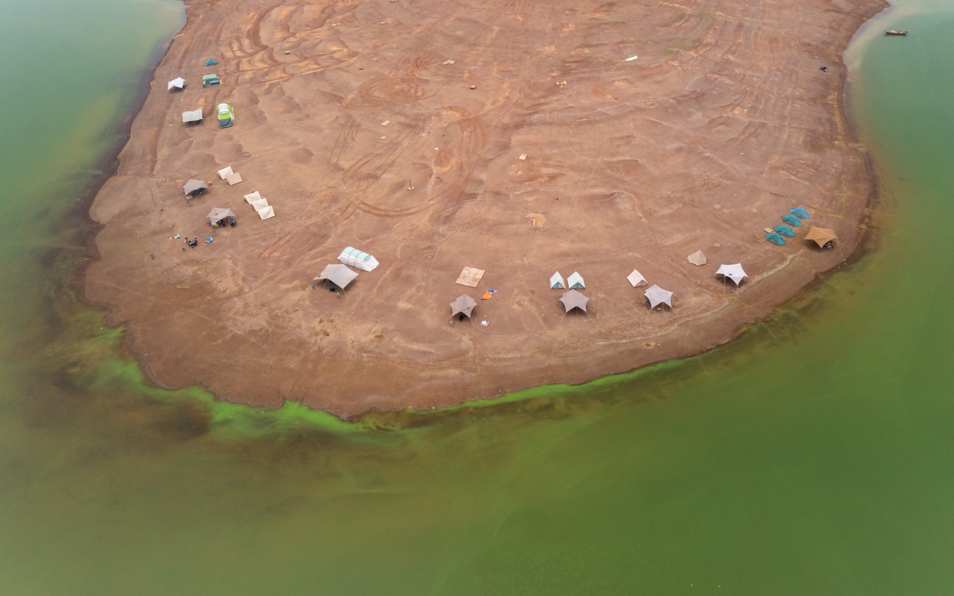 Vẫn có thể cắm trại quanh hồ Trị An