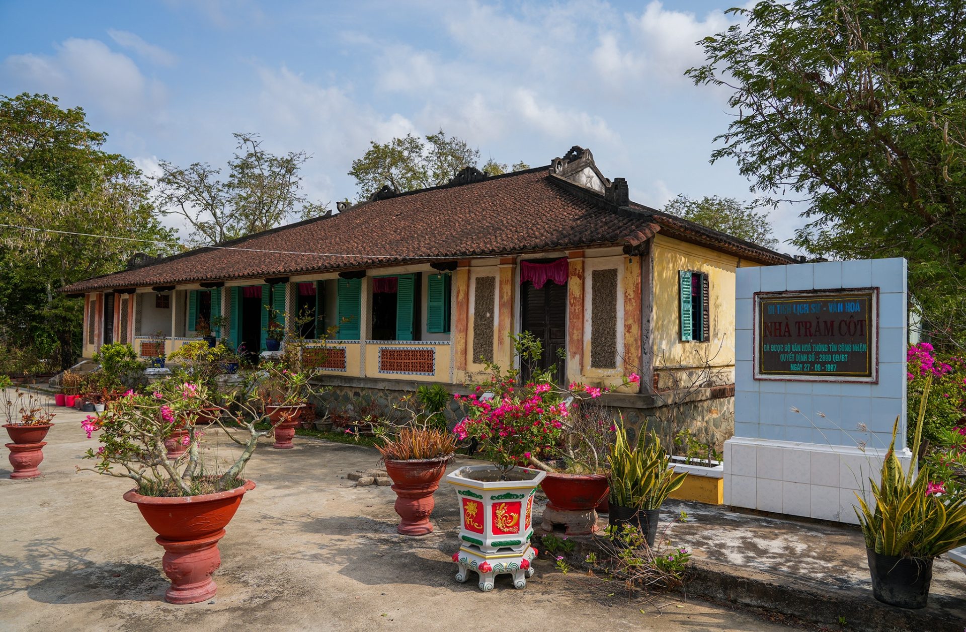 Ngôi nhà trăm cột trên 120 năm tuổi ở miền Tây