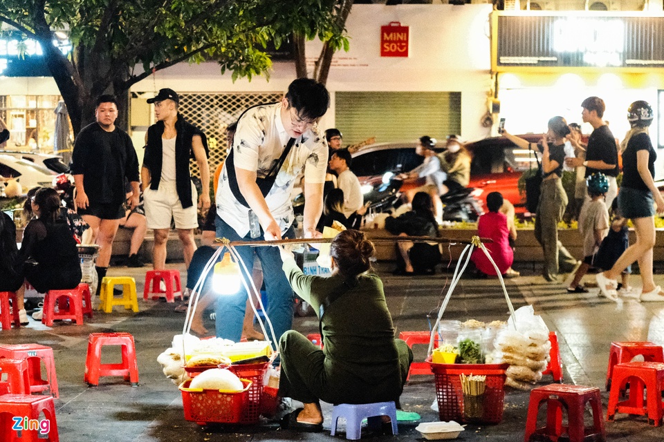 Nhiều hàng rong, ít hoạt động giải trí ở phố đi bộ Nguyễn Huệ