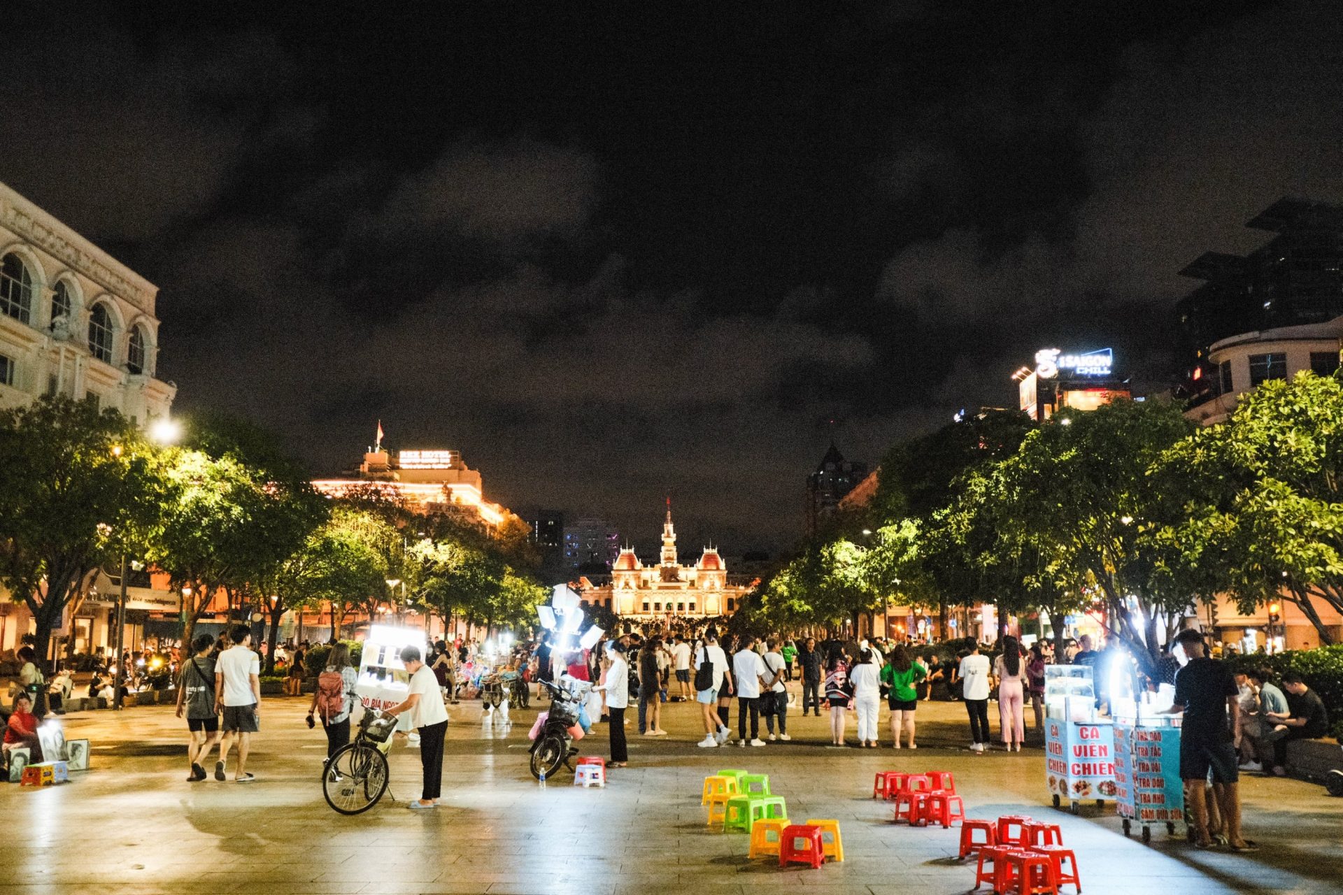 Nhiều hàng rong, ít hoạt động giải trí ở phố đi bộ Nguyễn Huệ