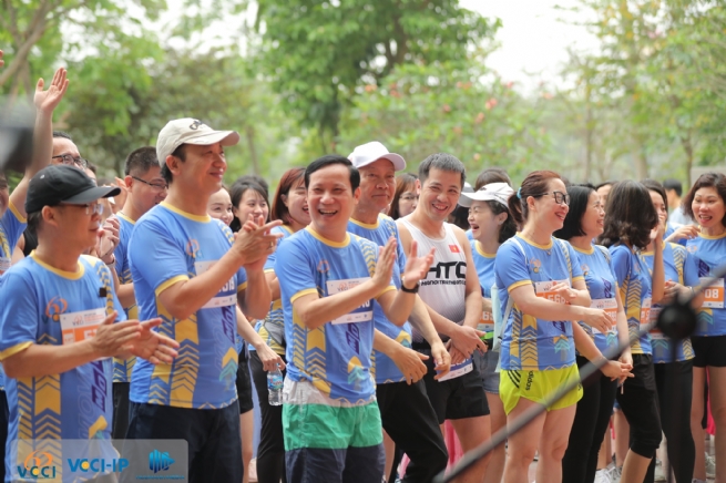 Công đoàn VCCI tổ chức Giải chạy chào mừng kỷ niệm 60 năm Ngày truyền thống VCCI Công đoàn VCCI tổ chức Giải chạy chào mừng kỷ niệm 60 năm Ngày truyền thống VCCI