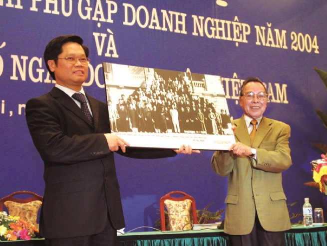 “Mong VCCI sẽ mãi là nơi giữ lửa và tiếp tục tiên phong trên hành trình vì doanh nghiệp” “Mong VCCI sẽ mãi là nơi giữ lửa và tiếp tục tiên phong trên hành trình vì doanh nghiệp”