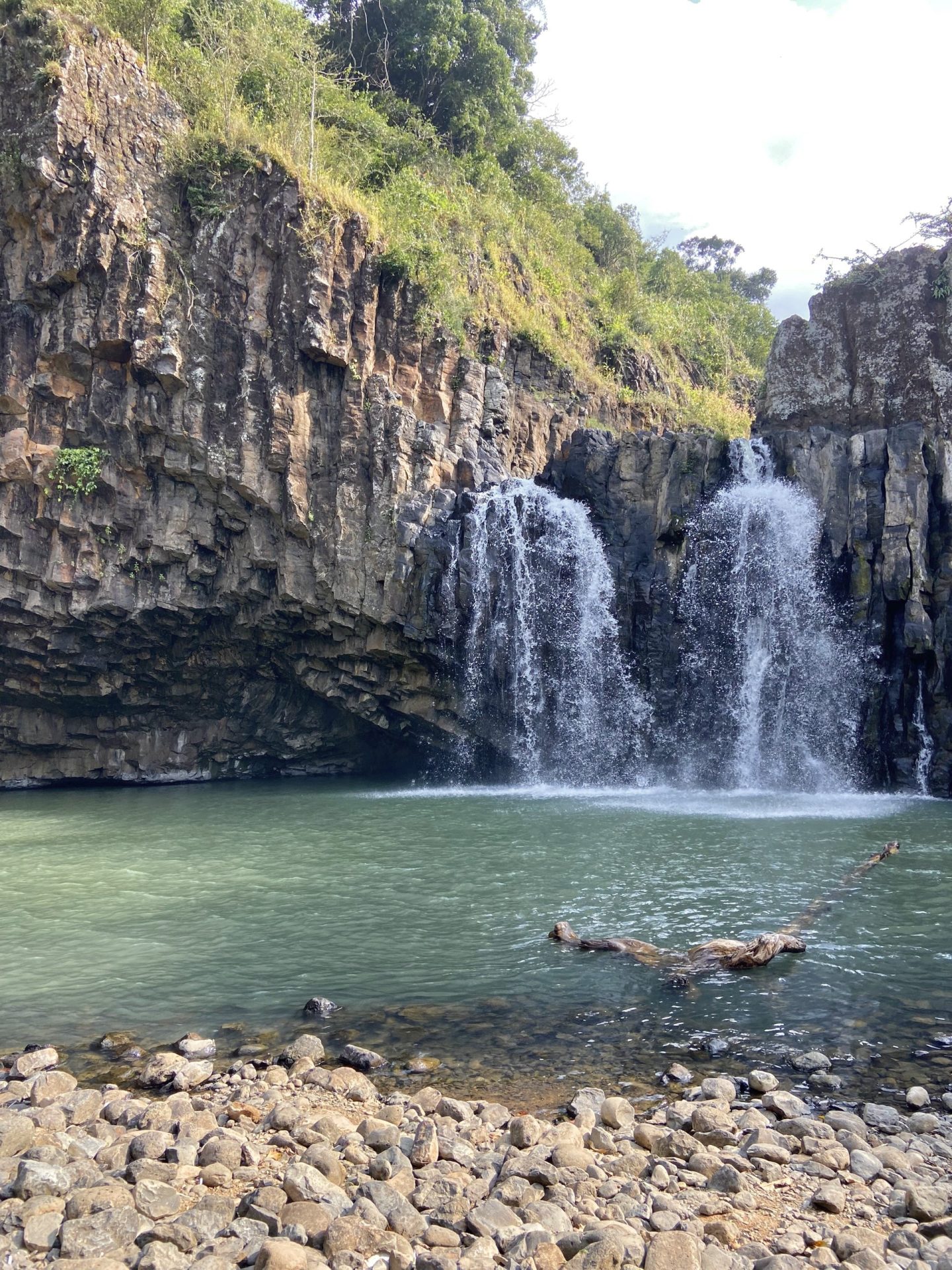 Vẻ đẹp thác Vực Hòm giữa lòng Phú Yên