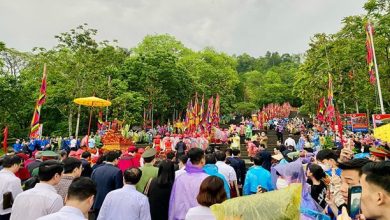 Hàng vạn người dân đội mưa về Giỗ Tổ Hùng Vương Hàng vạn người dân đội mưa về Giỗ Tổ Hùng Vương